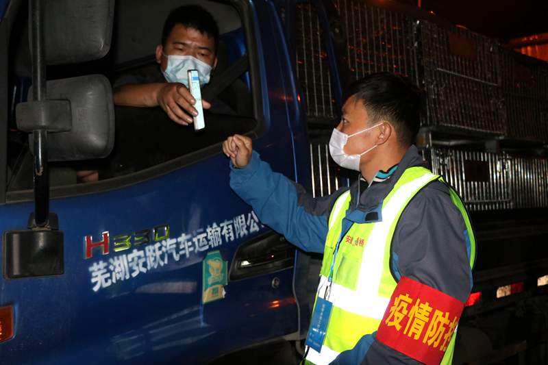 新一輪疫情發(fā)生后，安徽路橋迅速行動(dòng)，組織全體職工和勞務(wù)工人進(jìn)行全員核算檢測，筑牢疫情防控第一道防線。此外，還積極投身屬地疫情防控，踐行國企擔(dān)當(dāng)。