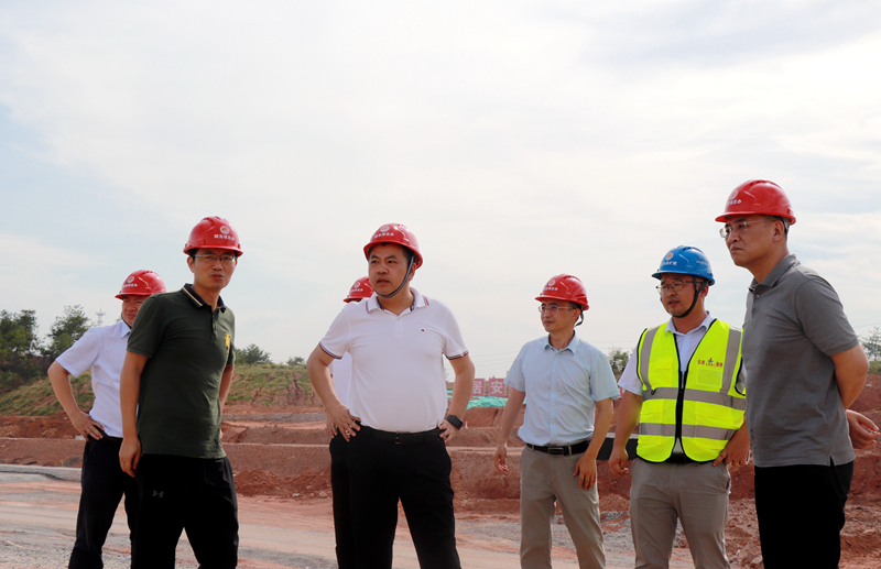 江西省交通投資集團(tuán)黨委委員、副總經(jīng)理李柏殿赴上饒東樞紐互通項(xiàng)目調(diào)研指導(dǎo)工作 (2)