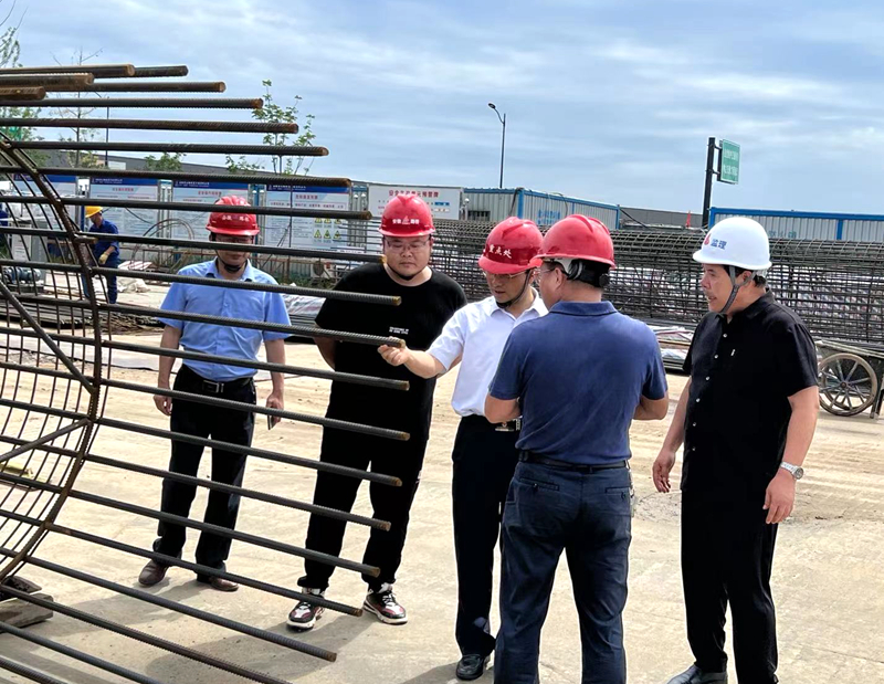 金寨縣委副書記、縣長張澗到史河（金寨段）防洪提升工程-7#防汛大橋項(xiàng)目檢查指導(dǎo)工作3