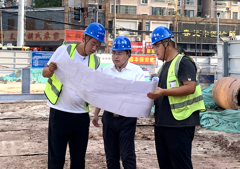 公司黨委書記、董事長(zhǎng)錢申春到機(jī)場(chǎng)S1線先行段調(diào)研安全生產(chǎn)工作